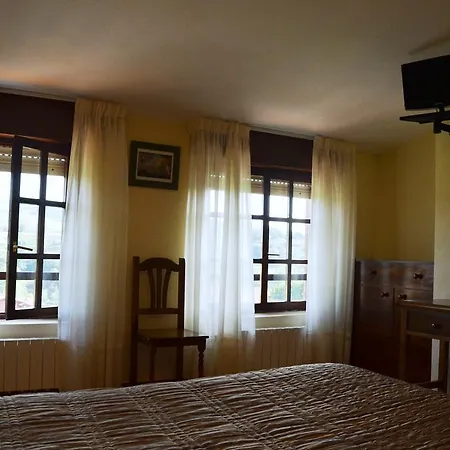 Hospederia El Cantio 3* אורניה